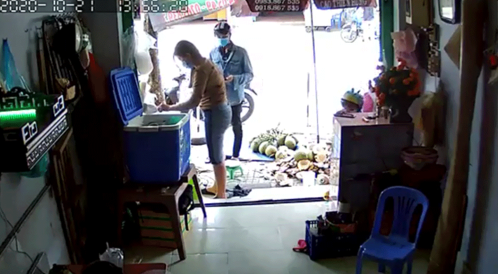 TP.HCM: Bức xúc clip thanh niên xúi bé trai trộm điện thoại tại tiệm bán dừa2