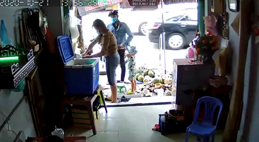 TP.HCM: Bức xúc clip thanh niên xúi bé trai trộm điện thoại tại tiệm bán dừa3