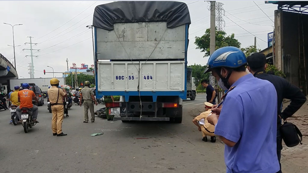 TP.HCM: Xe máy va chạm với xe tải, vợ chết chồng bị thương nặng1