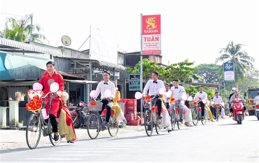 Cặp đôi gây sốt cộng đồng mạng với màn rước dâu bằng xe đạp3