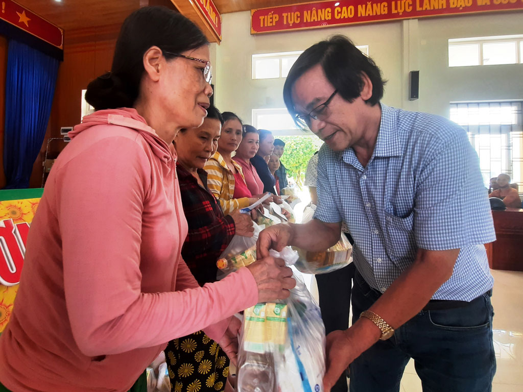 Nhiều phần quà cứu trợ đến với người dân Quảng Nam1