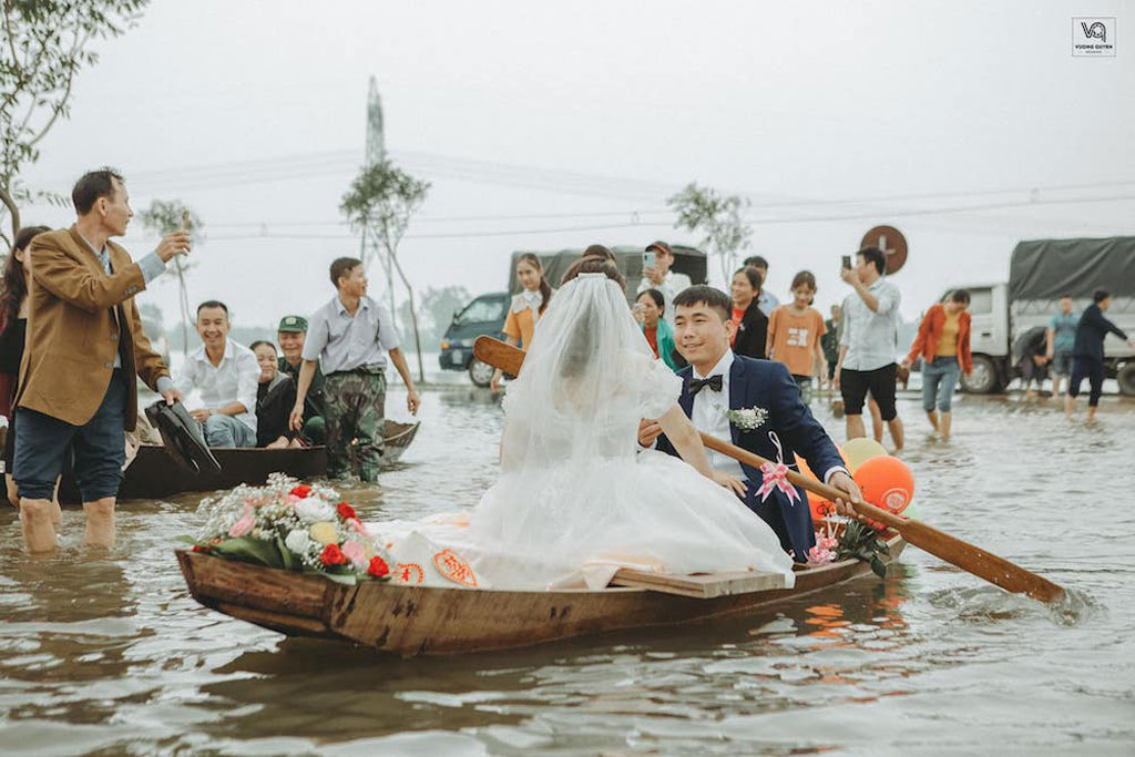 Đám cưới “vượt nghịch cảnh” mùa mưa lũ về nhà chồng khiến ai xem cũng thích thú9