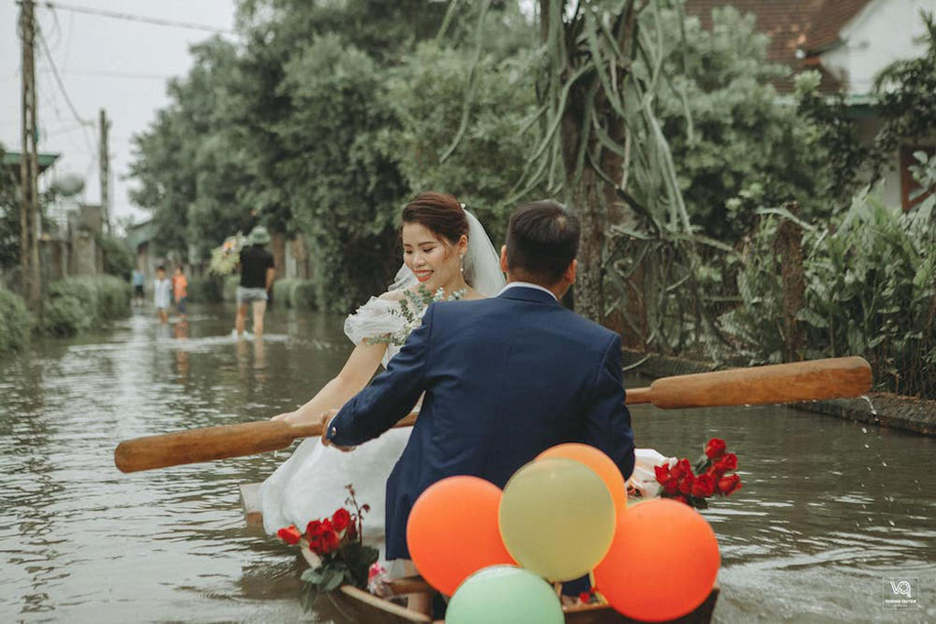 Đám cưới “vượt nghịch cảnh” mùa mưa lũ về nhà chồng khiến ai xem cũng thích thú7