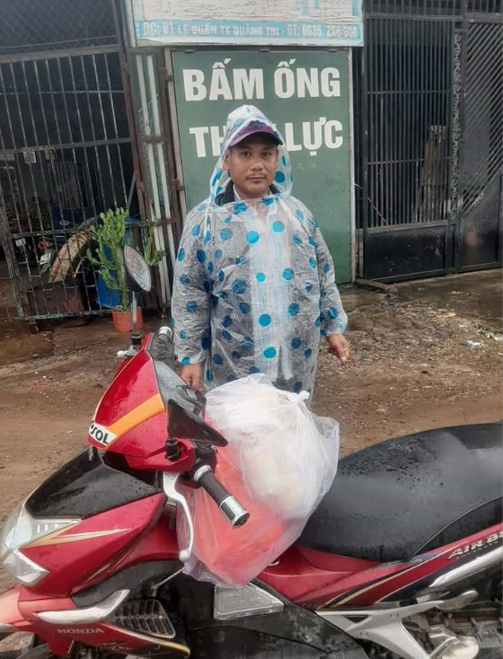 ‘Gà trống’ đơn thân vượt 50 km trong mưa bão để xin sữa mẹ cho con sinh non1