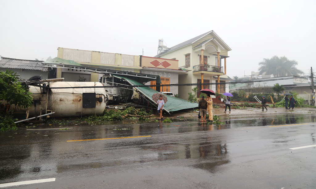 Lâm Đồng: Kinh hoàng xe bồn chở gas tông vào nhiều nhà dân trên Quốc lộ 201