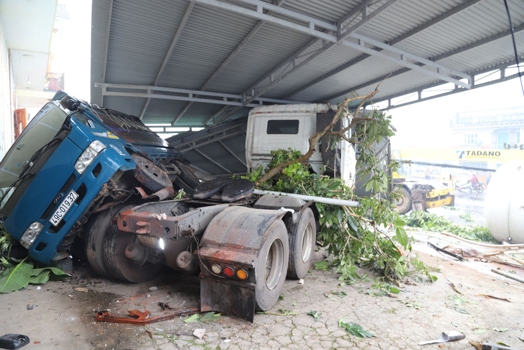 Lâm Đồng: Kinh hoàng xe bồn chở gas tông vào nhiều nhà dân trên Quốc lộ 204