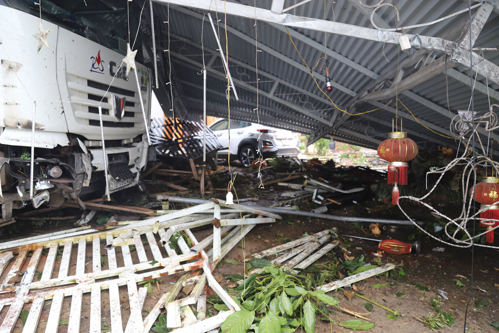 Lâm Đồng: Kinh hoàng xe bồn chở gas tông vào nhiều nhà dân trên Quốc lộ 209