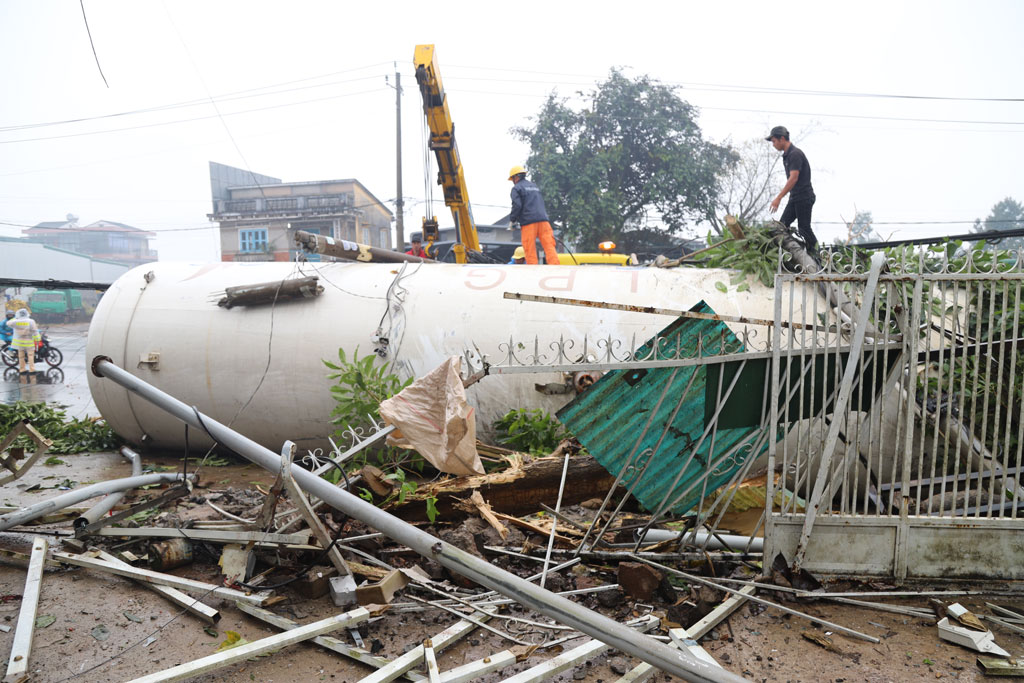 Lâm Đồng: Kinh hoàng xe bồn chở gas tông vào nhiều nhà dân trên Quốc lộ 207