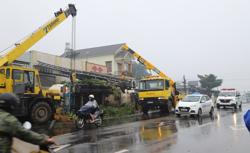 Lâm Đồng: Kinh hoàng xe bồn chở gas tông vào nhiều nhà dân trên Quốc lộ 2011