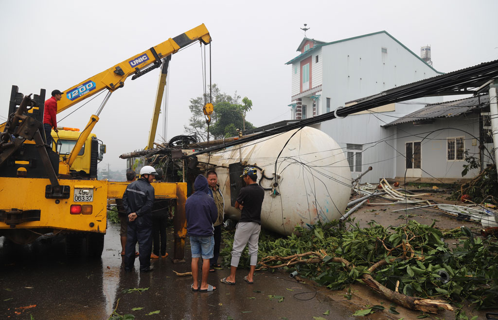 Lâm Đồng: Kinh hoàng xe bồn chở gas tông vào nhiều nhà dân trên Quốc lộ 2012