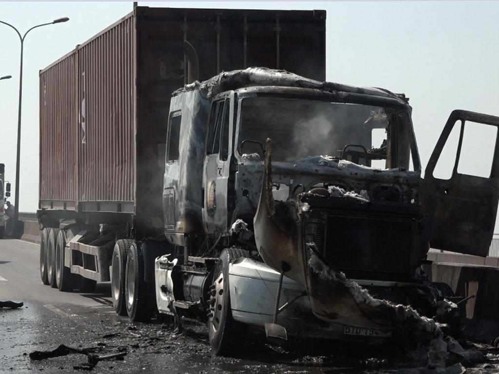 TP.HCM: Container bốc cháy trên cầu, tài xế và phụ xe nhảy khỏi cabin1