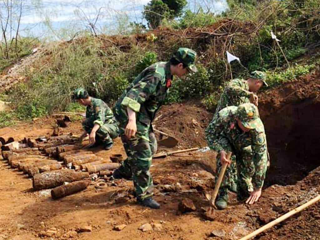 Lâm Đồng: Tháo gỡ, tiêu hủy thành công hơn 800 kg đạn pháo dưới móng nhà dân1