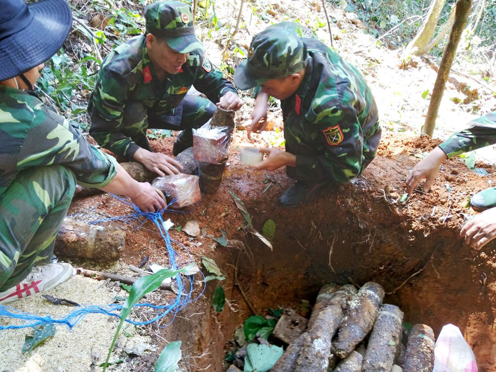 Lâm Đồng: Tháo gỡ, tiêu hủy thành công hơn 800 kg đạn pháo dưới móng nhà dân5