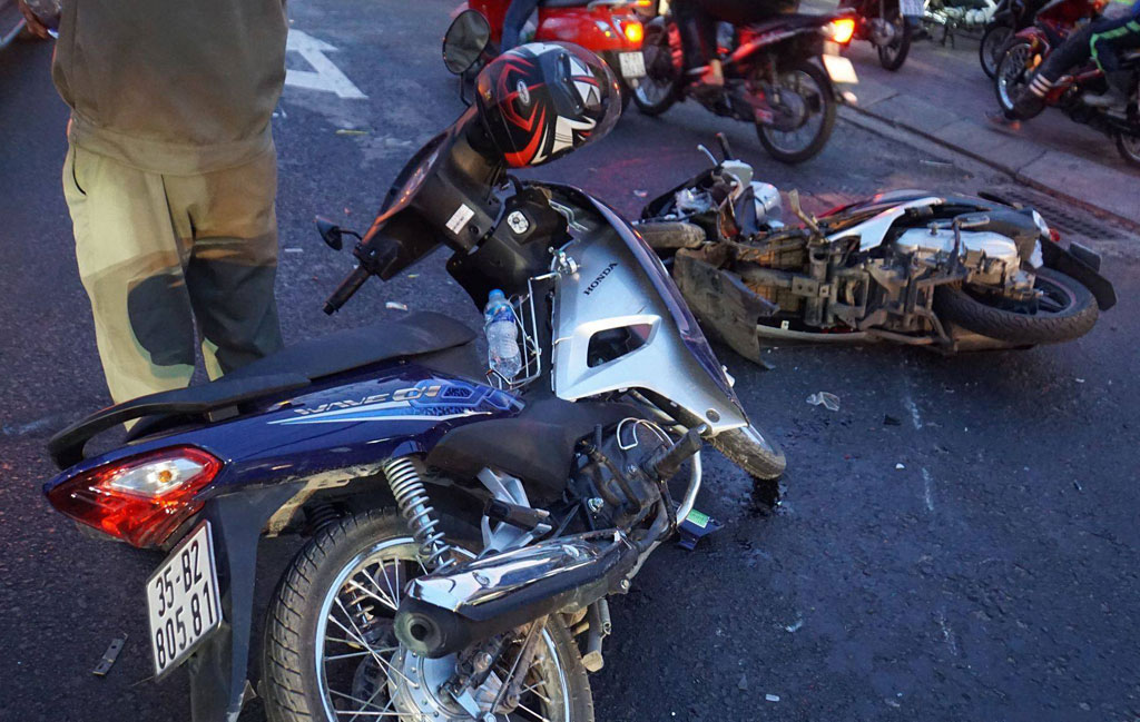 TP.HCM: Ô tô tông hàng loạt xe máy, 3 người bị thương1