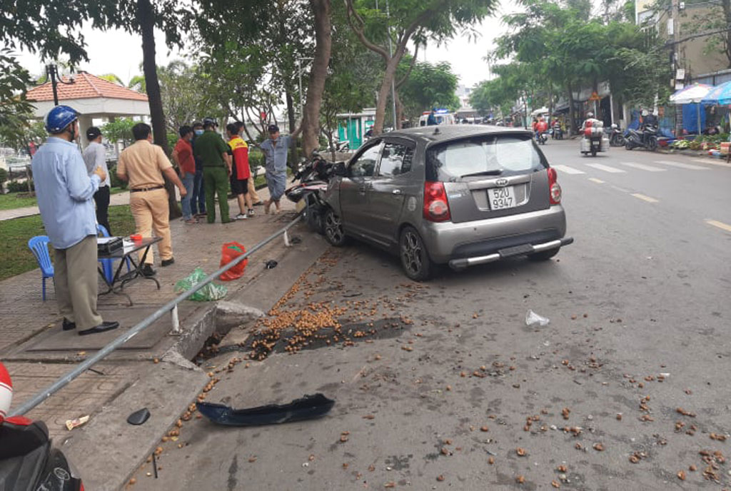 TP.HCM: Ô tô gây tai nạn liên hoàn với 4 xe máy, 2 người bị thương1