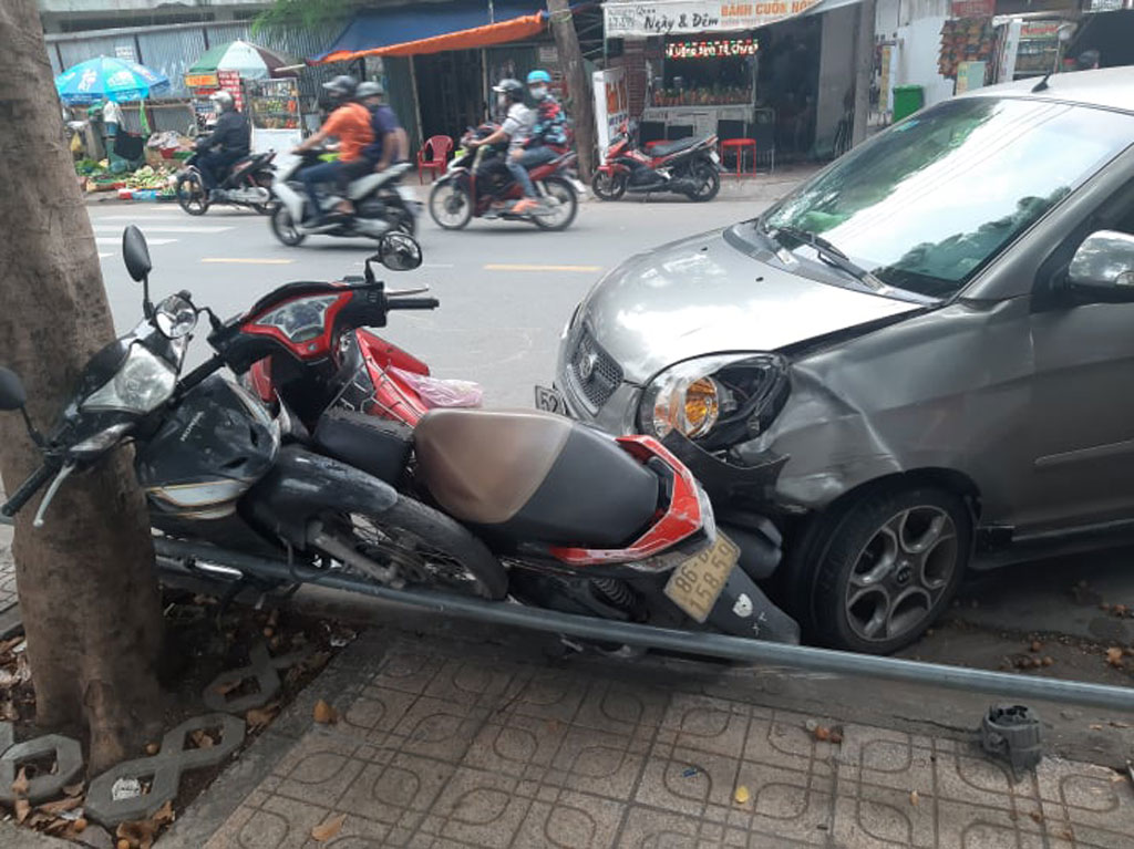 TP.HCM: Ô tô gây tai nạn liên hoàn với 4 xe máy, 2 người bị thương2