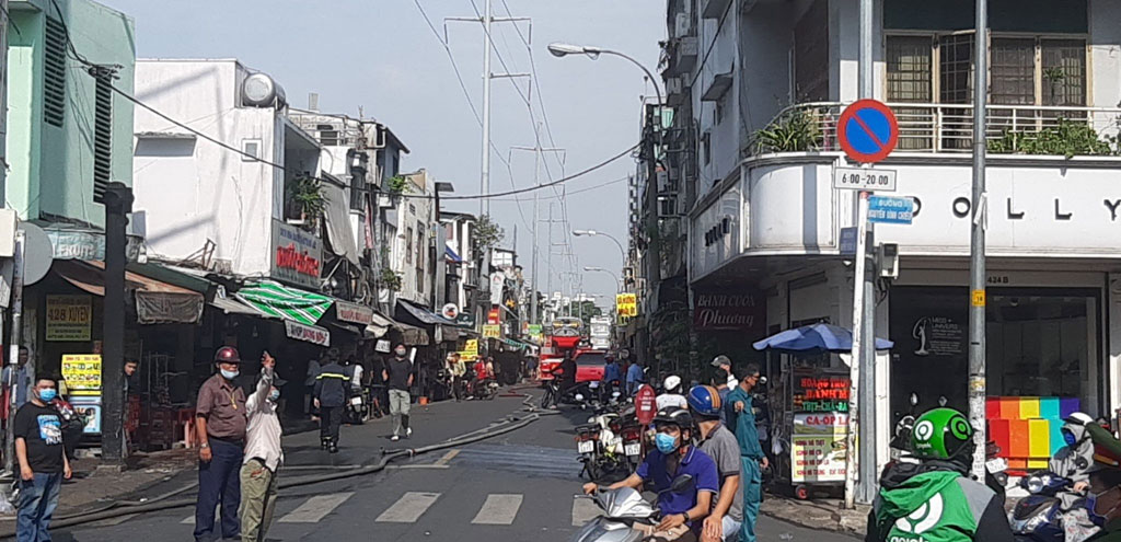 TP.HCM: Cháy lớn, cháy lan nhiều nhà dân ở Q.33