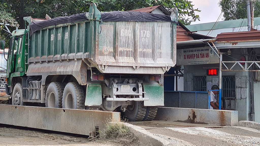 Trạm cân thể hiện xe quá tải khi ra khỏi mỏ đá