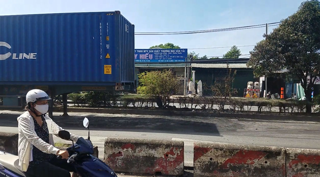 TP.HCM: Xe container cháy ngùn ngụt trên Quốc lộ 222