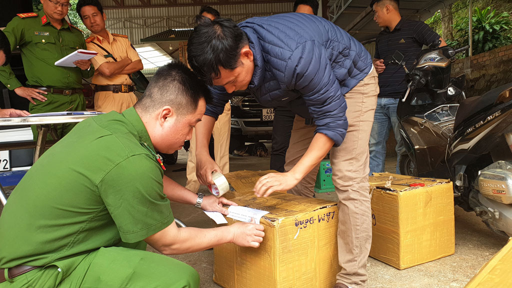 Bắt quả tang thanh niên thuê xe ô tô vận chuyển gần 90 kg pháo lậu qua đèo Bảo Lộc2