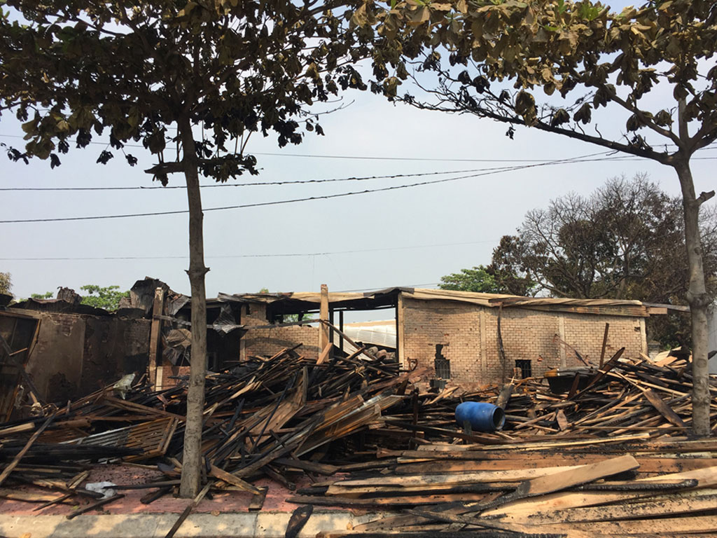 ‘Lũ’ về sau hỏa hoạn, xóm công nhân hì hục tát nước cả buổi vẫn không xong1