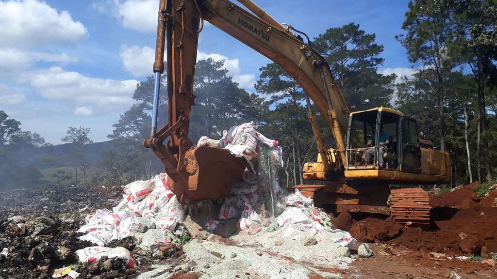 Lâm Đồng: Tiêu hủy gần 25 tấn phân bón không rõ nguồn gốc xuất xứ1