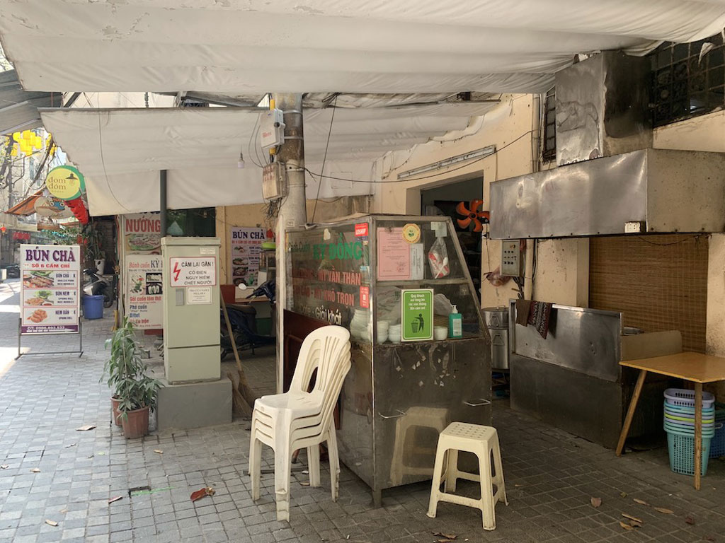 Hàng quán Hà Nội đóng cửa, nhân viên mất việc, không có thu nhập ngay sau Tết Nguyên đán10