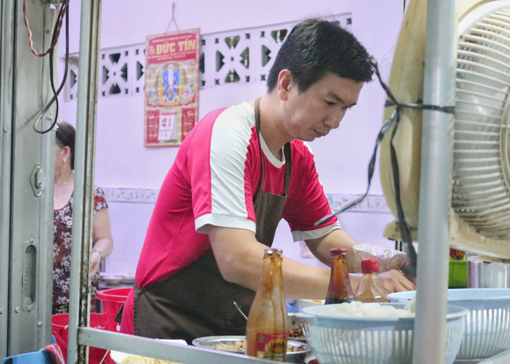 Hủ tiếu Mỹ Tho ‘độc’ nhất Sài Gòn: Chế biến ‘không giống ai’, khách ăn kín hẻm10