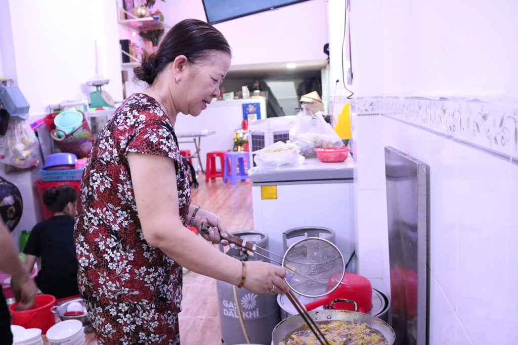Hủ tiếu Mỹ Tho ‘độc’ nhất Sài Gòn: Chế biến ‘không giống ai’, khách ăn kín hẻm12