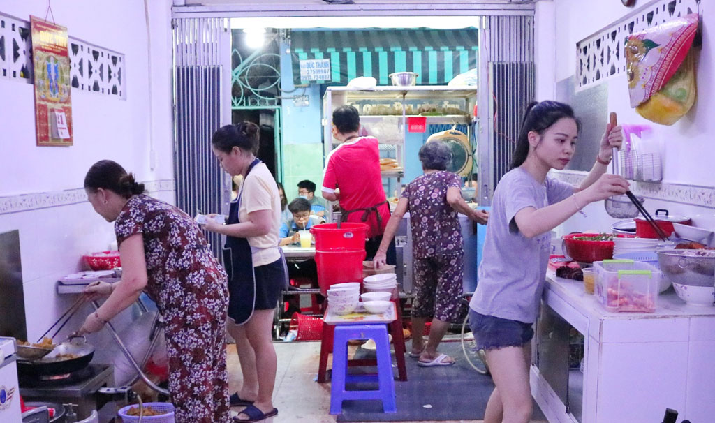 Hủ tiếu Mỹ Tho ‘độc’ nhất Sài Gòn: Chế biến ‘không giống ai’, khách ăn kín hẻm13