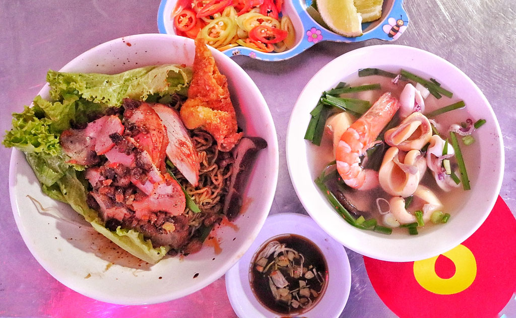 Hủ tiếu Mỹ Tho ‘độc’ nhất Sài Gòn: Chế biến ‘không giống ai’, khách ăn kín hẻm1