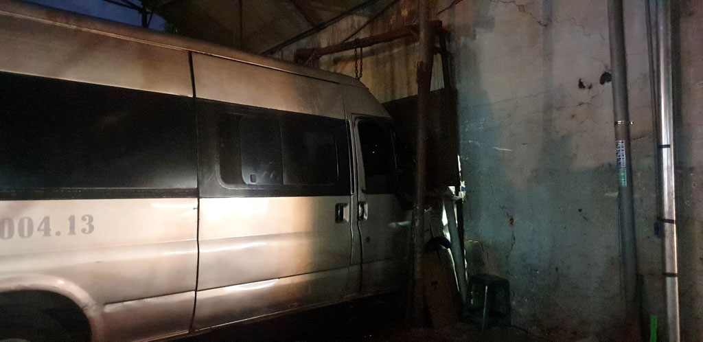 Lâm Đồng: Tại nạn hi hữu, xe khách 16 chỗ trôi tự do tông sập tường nhà dân1