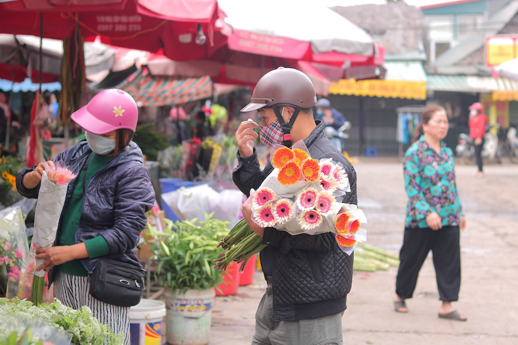 Chợ hoa lớn nhất Hà Nội tất bật, nhộn nhịp kẻ bán, người mua dịp 8.310