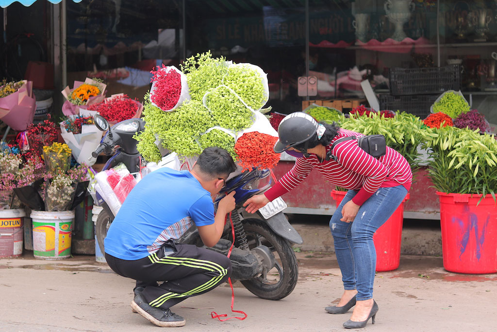 Chợ hoa lớn nhất Hà Nội tất bật, nhộn nhịp kẻ bán, người mua dịp 8.31