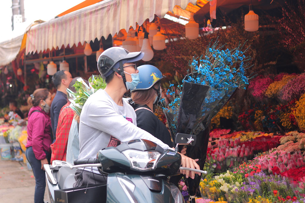 Chợ hoa lớn nhất Hà Nội tất bật, nhộn nhịp kẻ bán, người mua dịp 8.32