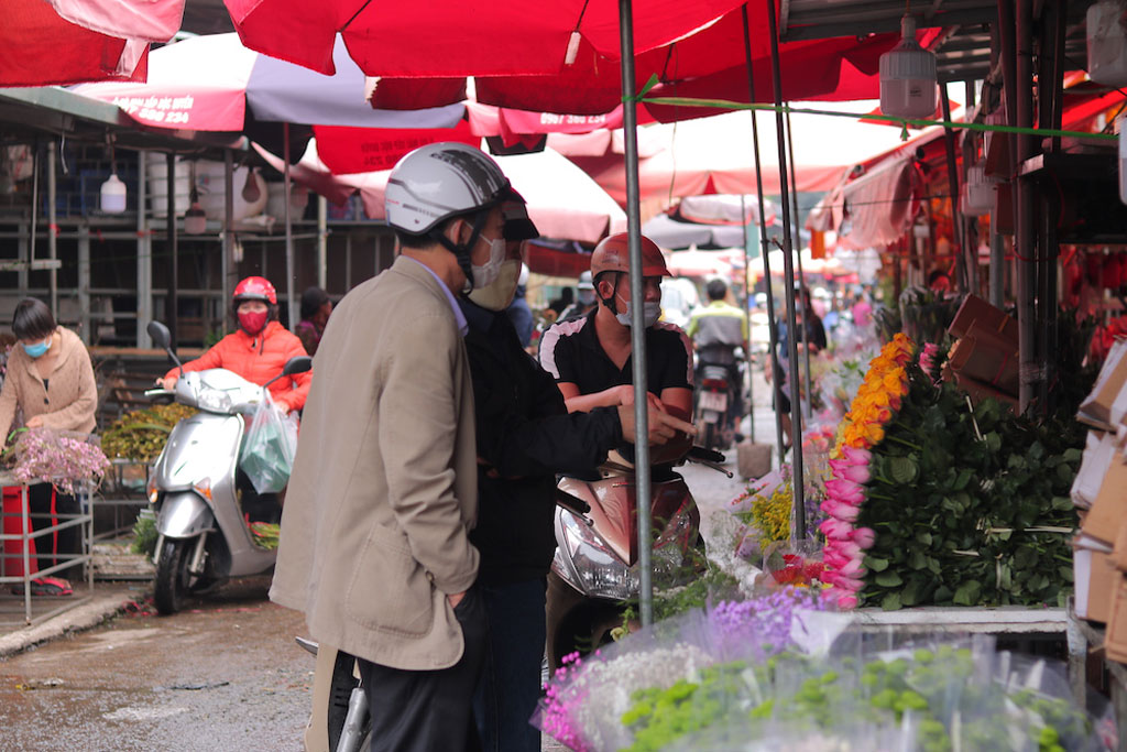 Chợ hoa lớn nhất Hà Nội tất bật, nhộn nhịp kẻ bán, người mua dịp 8.33