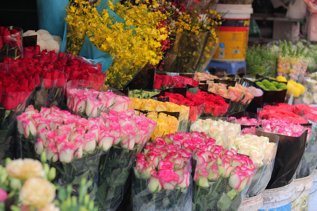 Chợ hoa lớn nhất Hà Nội tất bật, nhộn nhịp kẻ bán, người mua dịp 8.34
