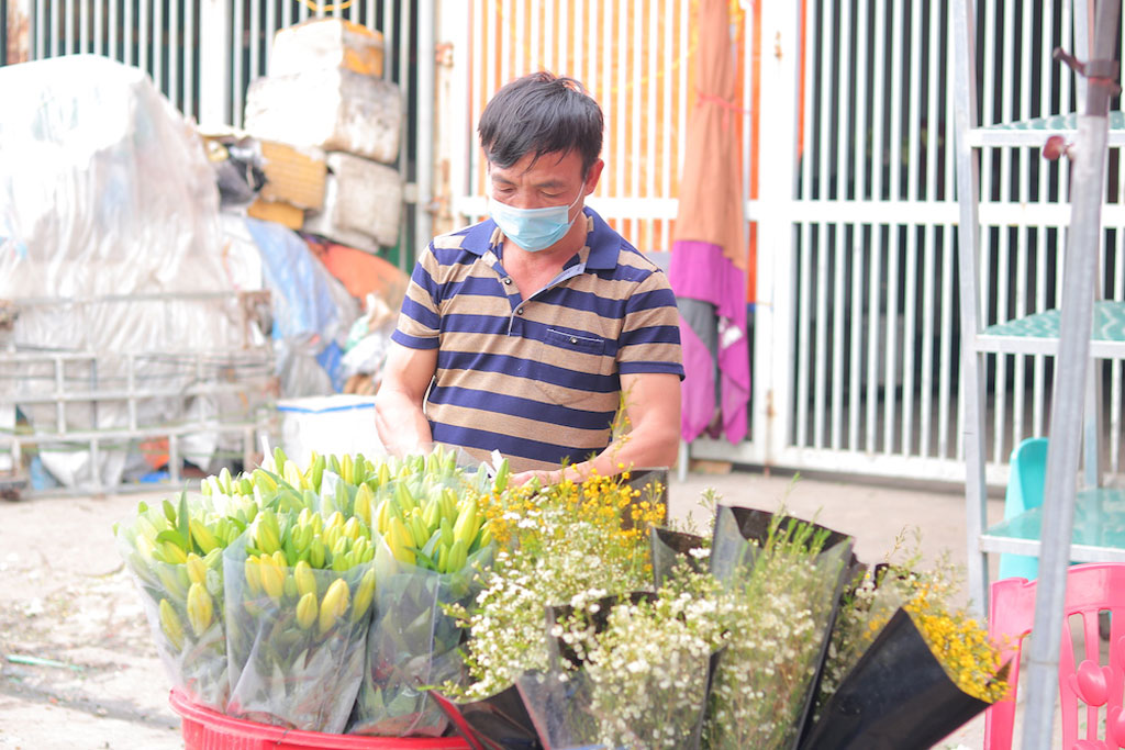 Chợ hoa lớn nhất Hà Nội tất bật, nhộn nhịp kẻ bán, người mua dịp 8.35