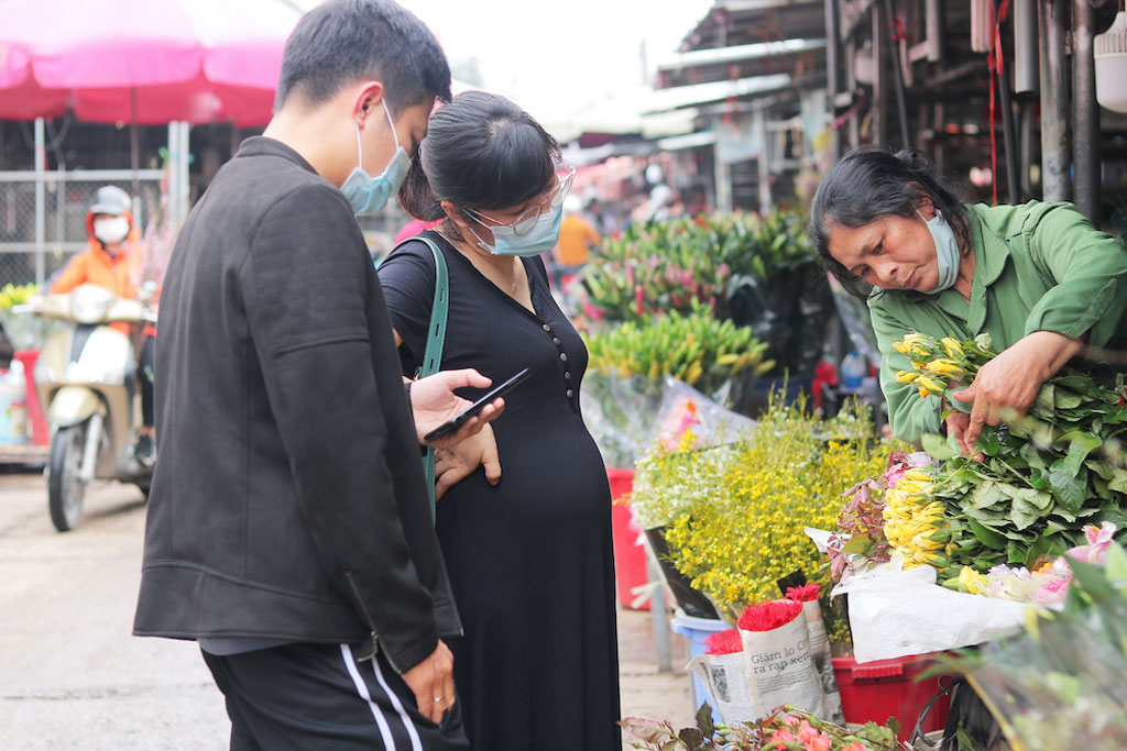 Chợ hoa lớn nhất Hà Nội tất bật, nhộn nhịp kẻ bán, người mua dịp 8.36