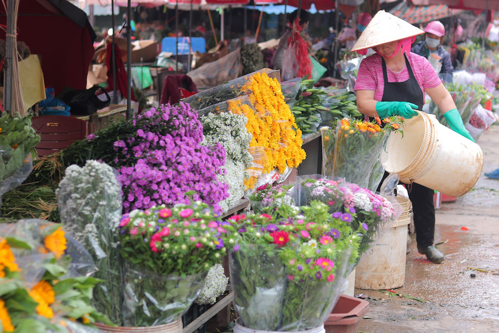 Chợ hoa lớn nhất Hà Nội tất bật, nhộn nhịp kẻ bán, người mua dịp 8.39