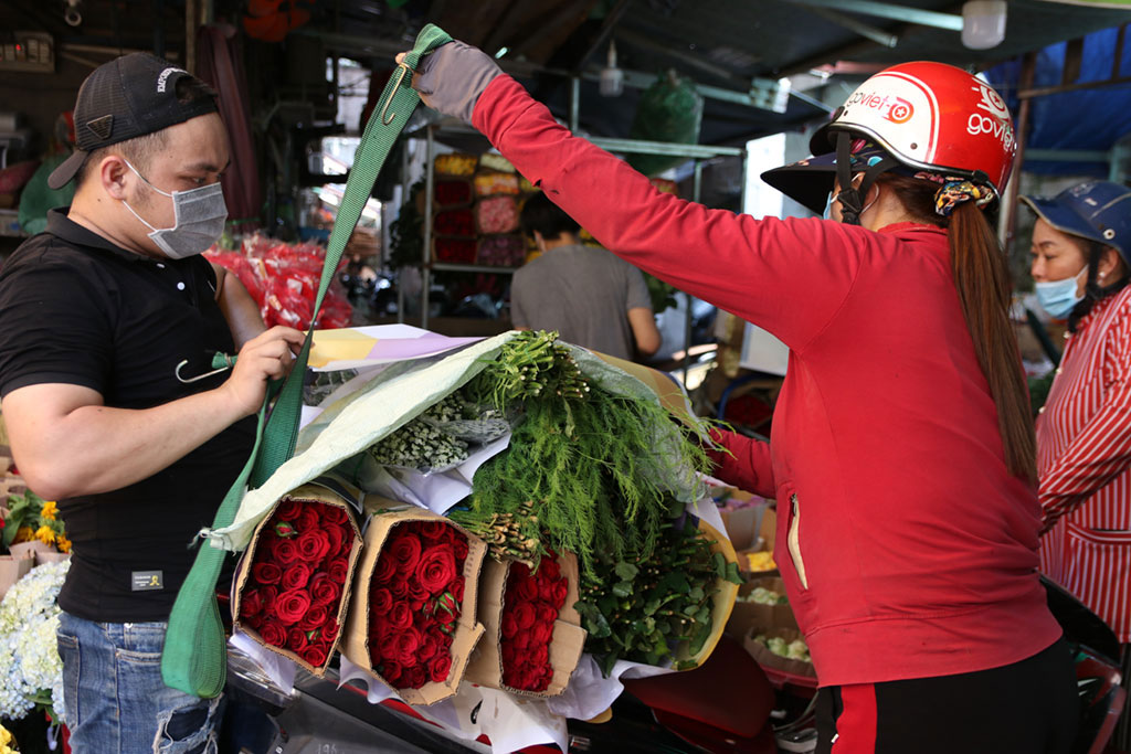 Vựa hoa lớn nhất Sài Gòn ‘sống dậy’ nhờ dịp 8.3 sau một năm dài ế ẩm10