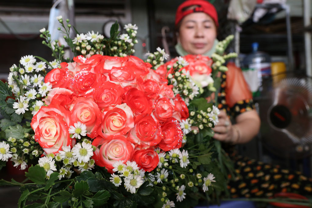 Vựa hoa lớn nhất Sài Gòn ‘sống dậy’ nhờ dịp 8.3 sau một năm dài ế ẩm1