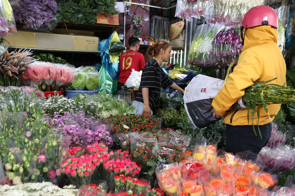 Vựa hoa lớn nhất Sài Gòn ‘sống dậy’ nhờ dịp 8.3 sau một năm dài ế ẩm7