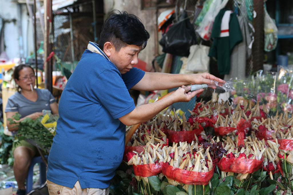 Vựa hoa lớn nhất Sài Gòn ‘sống dậy’ nhờ dịp 8.3 sau một năm dài ế ẩm9