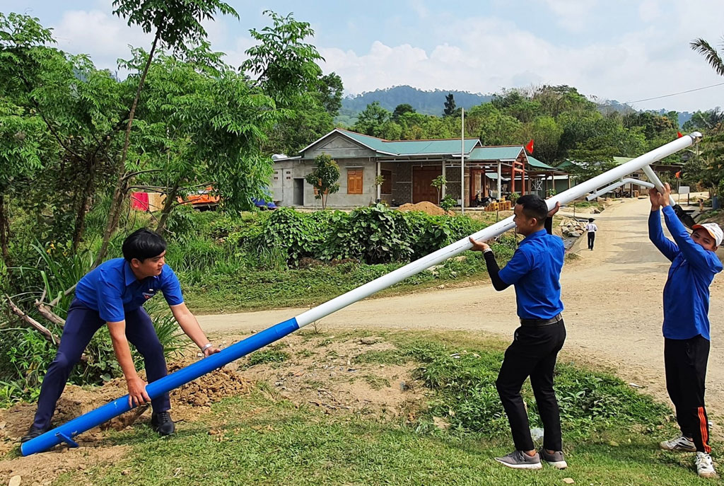 Đưa điện mặt trời lên ngôi làng biệt lập ở vùng biên1