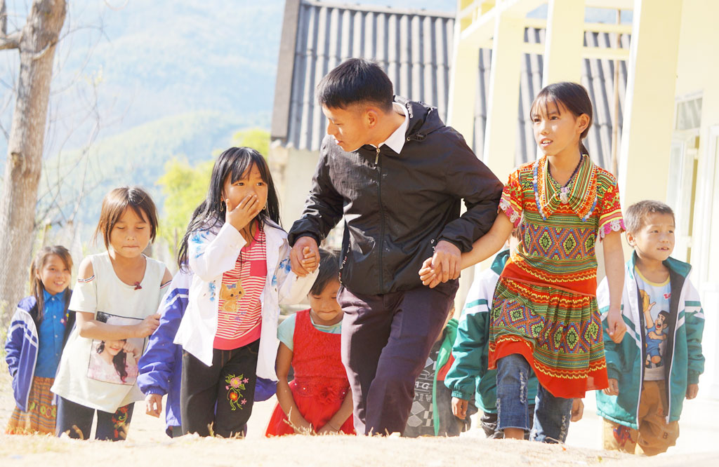 Hành trình trở thành thầy giáo của cậu bé Mông 12 tuổi bị bắt cưới1