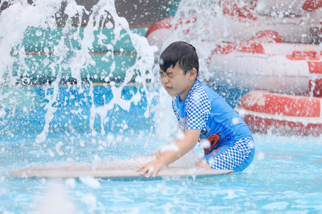 Trời nắng nóng, người dân thích thú tắm nước biển vịnh Nha Trang ngay tại Sài Gòn7