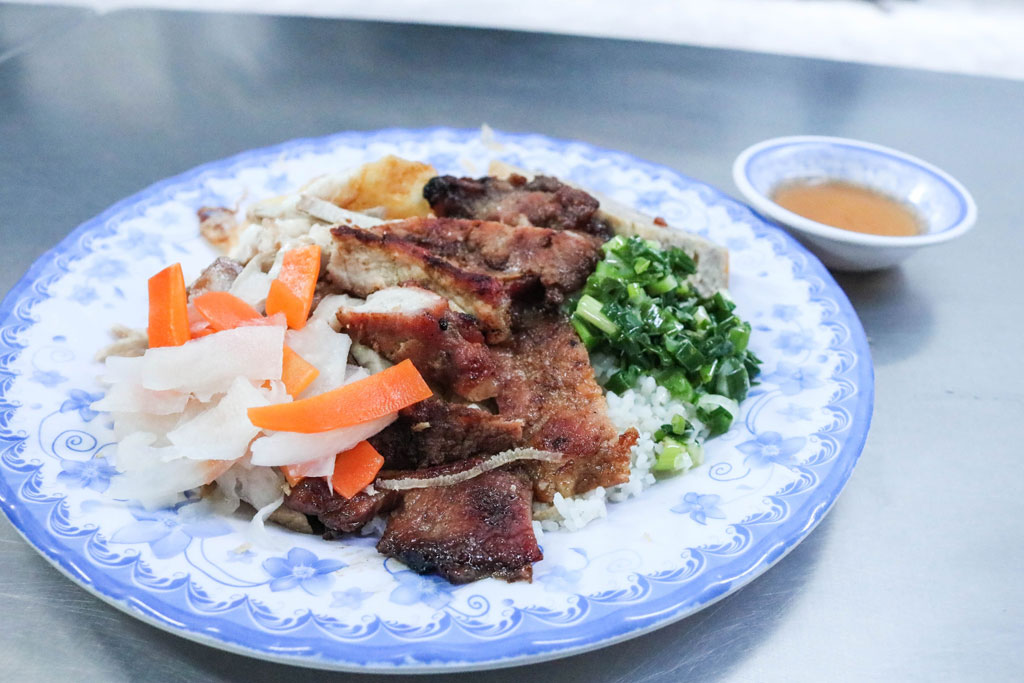 Cơm tấm có món sườn nướng mà không thấy khói, khách ăn đông nghẹt ngay trung tâm Sài Gòn1