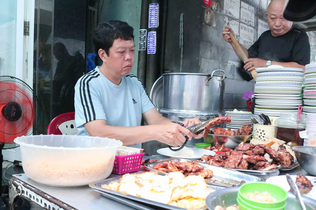 Cơm tấm có món sườn nướng mà không thấy khói, khách ăn đông nghẹt ngay trung tâm Sài Gòn3