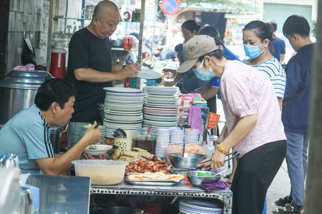 Cơm tấm có món sườn nướng mà không thấy khói, khách ăn đông nghẹt ngay trung tâm Sài Gòn7